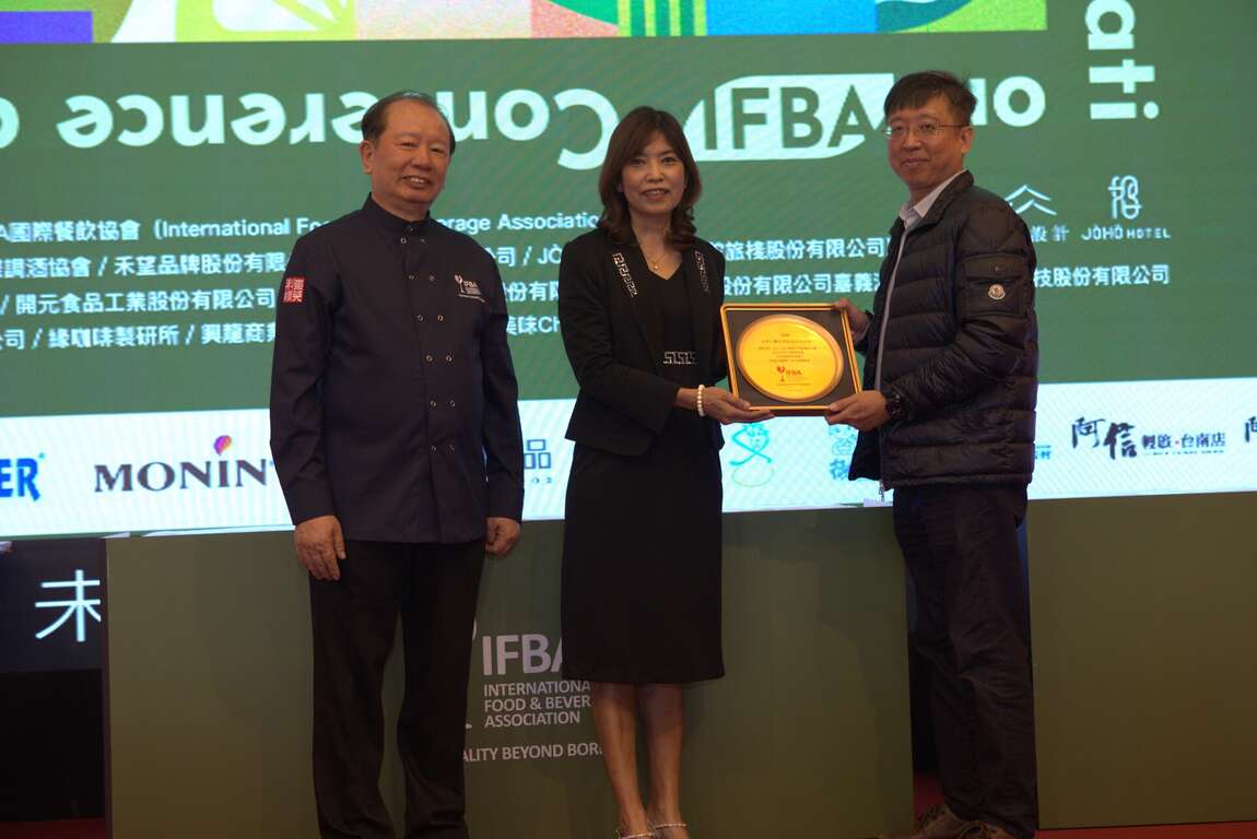24.中華民國國際調酒協會朝坤郭理事長(左1)與中華民國國際餐飲協會郭美美理事長共同頒發獎項