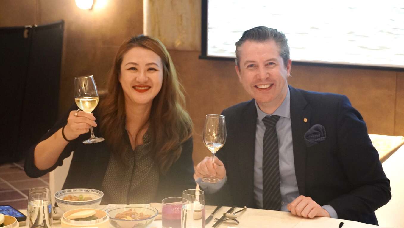 Image 1: Director-General Kao of the Tourism Bureau with General Manager Robbert Manussen.