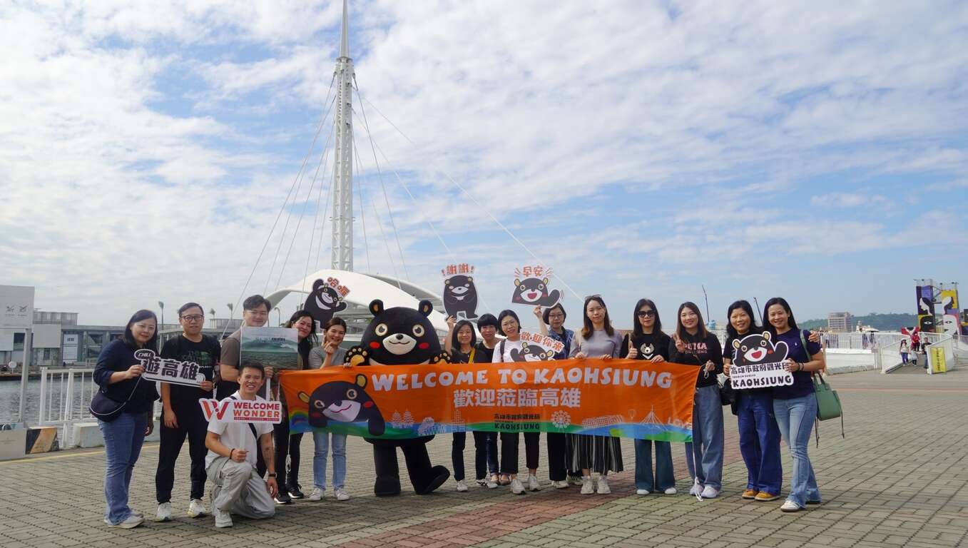 Image 2: Kaohsiung Bear with the Hong Kong familiarization tour group.