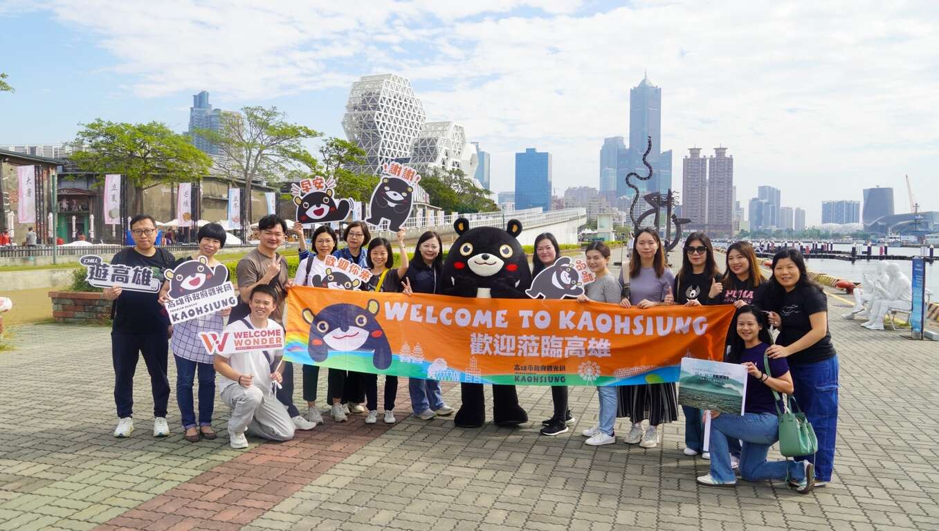 Image 3: Kaohsiung Bear with the Hong Kong familiarization tour group.