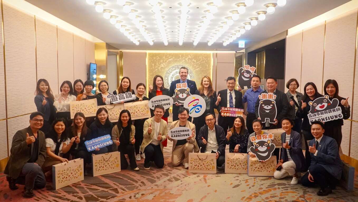 Image 4: Director-General Kao of the Tourism Bureau with members of the Hong Kong familiarization tour group.