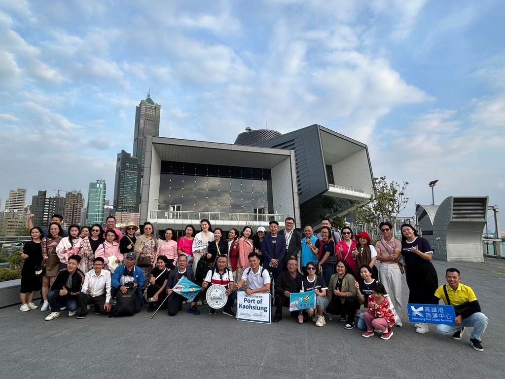 Image 6: Vietnamese group visits Kaohsiung Port Travel Center.