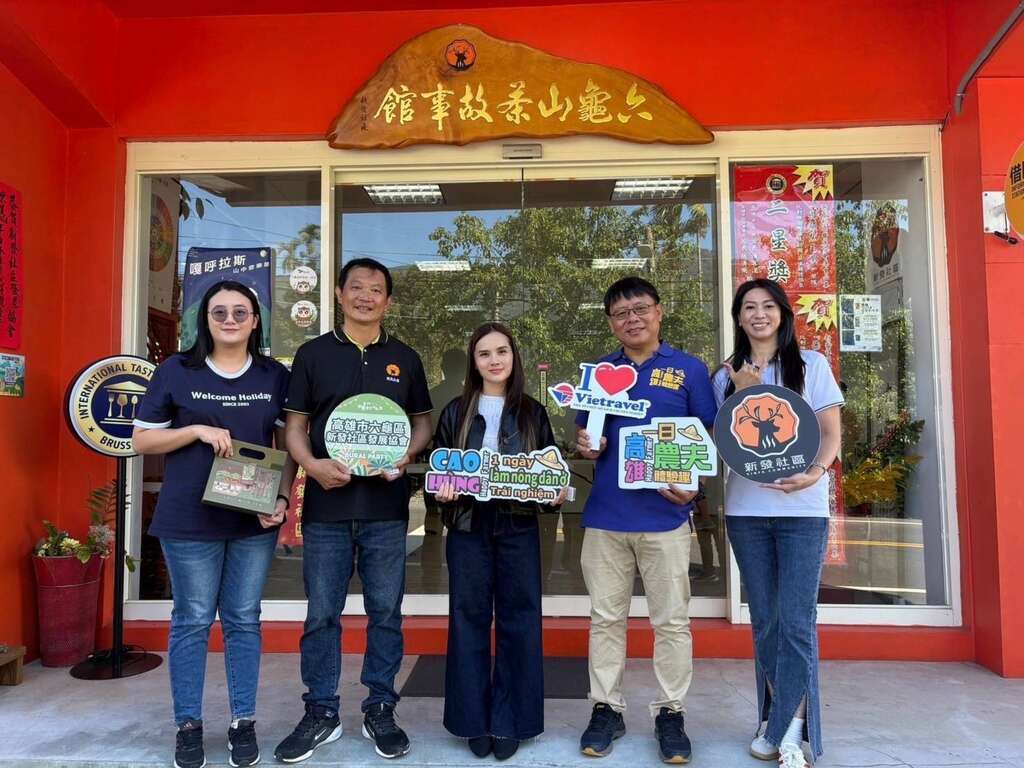 Image 7: Vietnamese group visits Liugui Camellia Tea Story House.