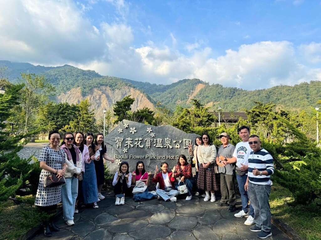 Image 8: Vietnamese group visits Baolai Flower Viewing Hot Spring Park.