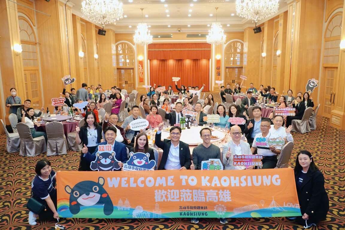 Image 9: Approximately 50 businesses and media members from the Vietnam familiarization tour.