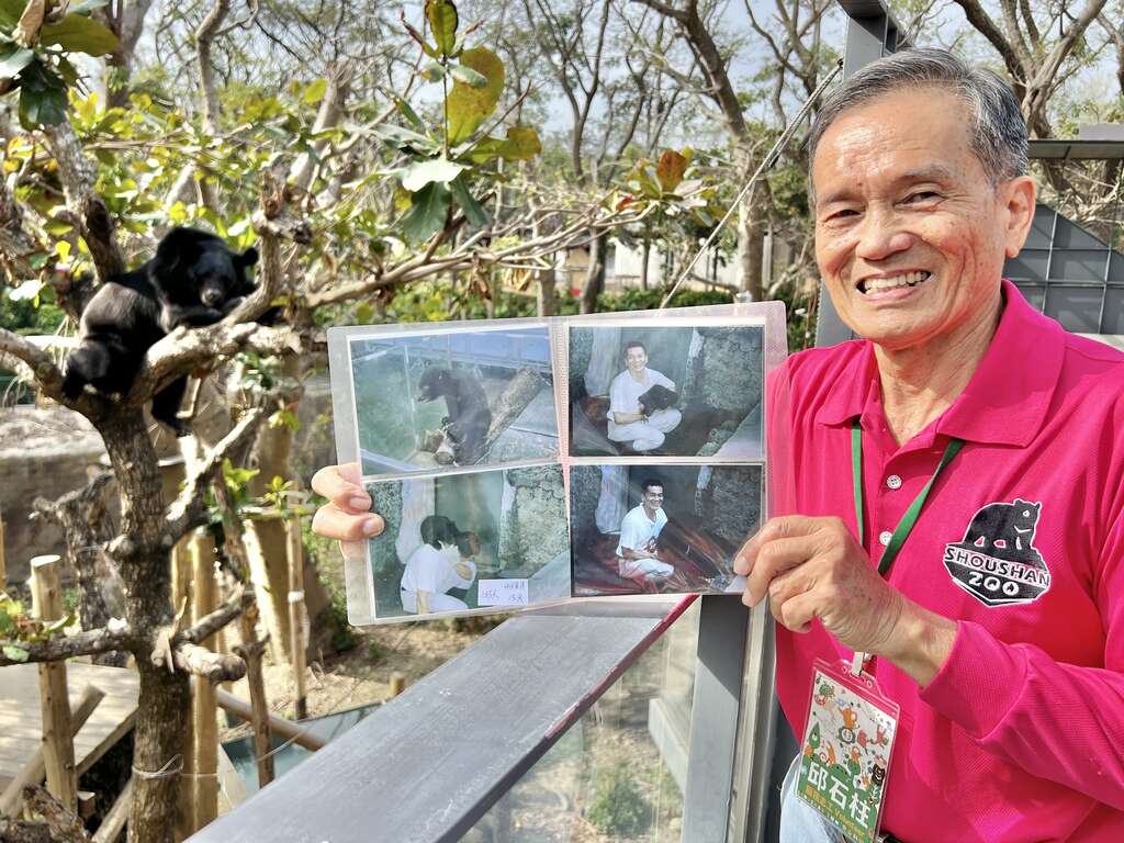 圖7 黑熊的超級奶爸邱石柱保育員展示黑熊兄弟小時候的照片