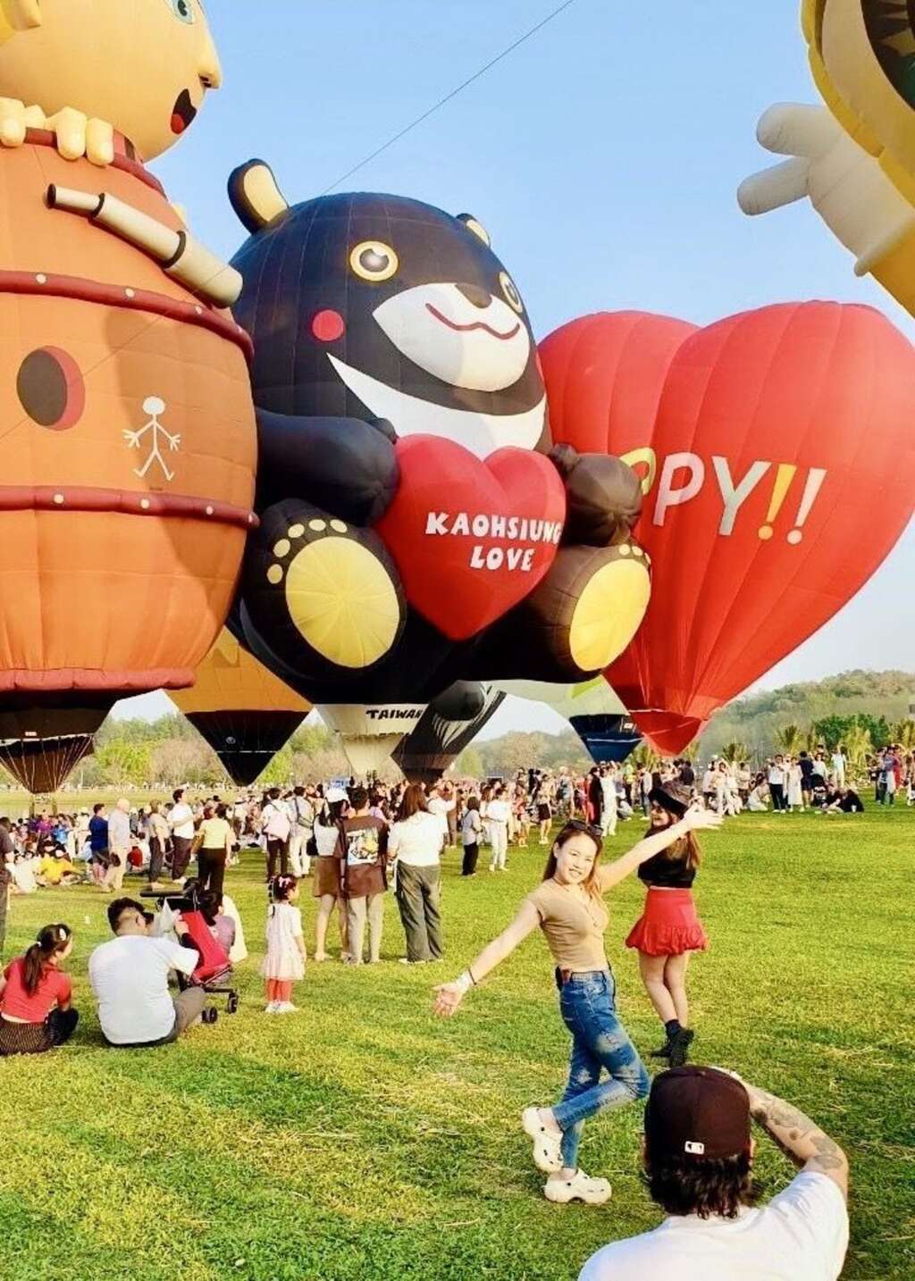 図4 高雄熊の形をした熱気球は可愛らしい姿で観光客の写真撮影を引き寄せる