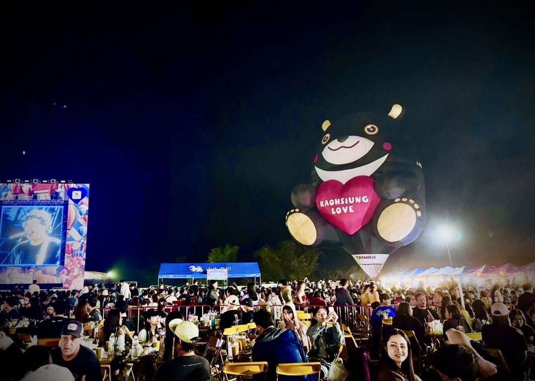図7 「2025タイ・チェンライ聖獅子国際熱気球フェスティバル」夜間の展示は格別な風情がある