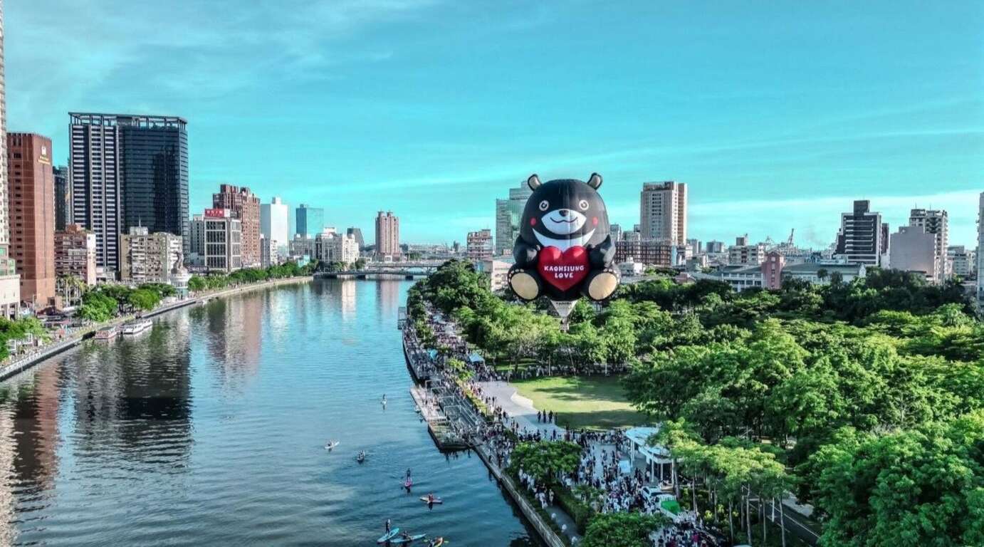 図10 高雄市初のIPキャラクター形の熱気球-高雄熊熱気球、非常に目を引くデザインが昨年初めて愛河に登場し、多くの観客を集めることに成功しました。今年はさらに初めて国際的に飛び立ちます！