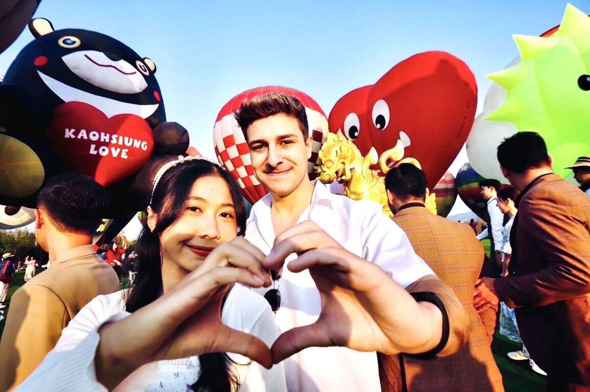 Figure 5: 2025 Thailand Singha International Balloon Fiesta - The cute Kaohsiung Bear hot air balloon attracts tourists for close-up photos.