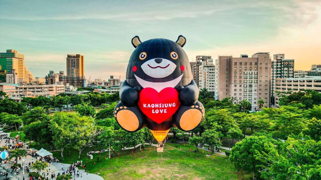Figure 9: Kaohsiung's first IP-themed hot air balloon - the Kaohsiung Bear. This eye-catching balloon debuted at Love River last year, drawing large crowds. This year, it's making its first international appearance!