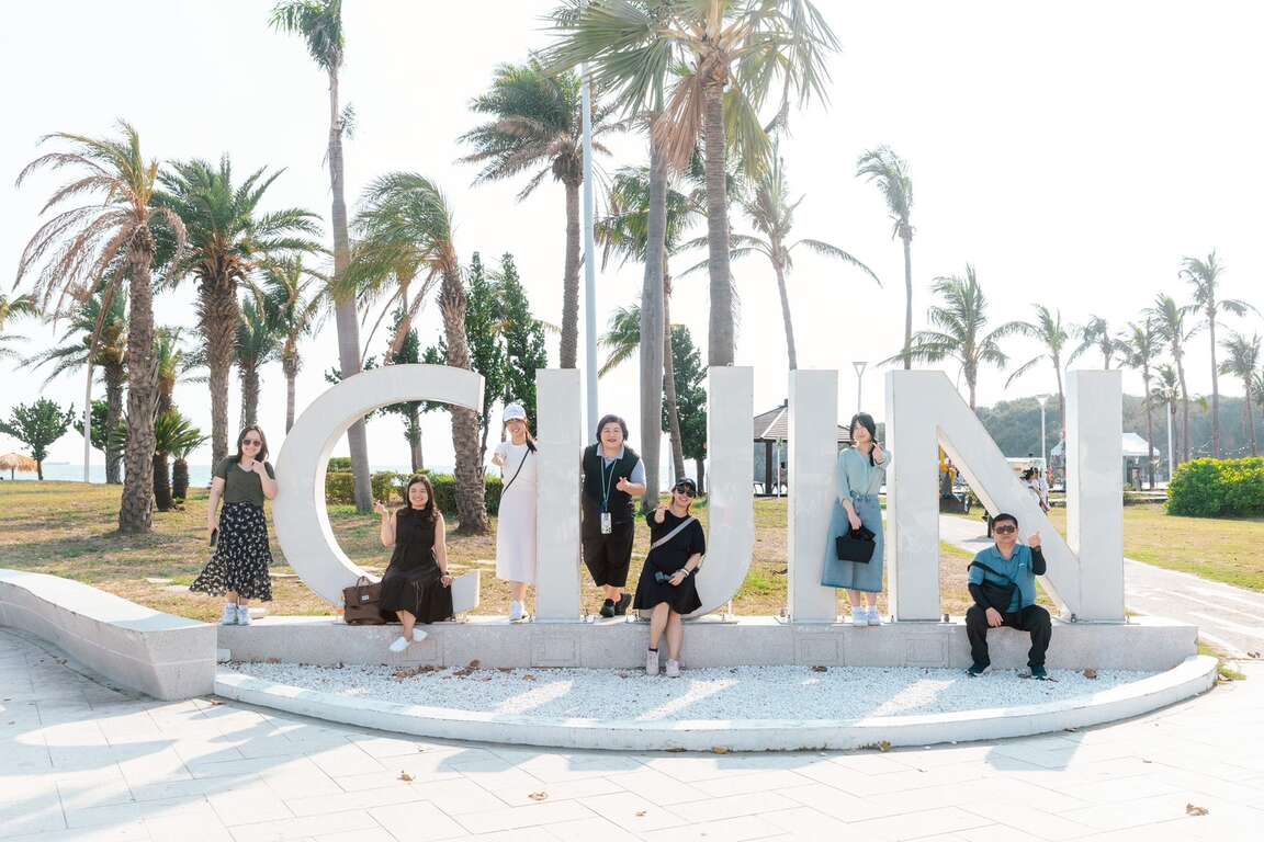 Figure 16. The Malaysian familiarization tour group is deeply impressed by the sunshine and sea of Qijin.