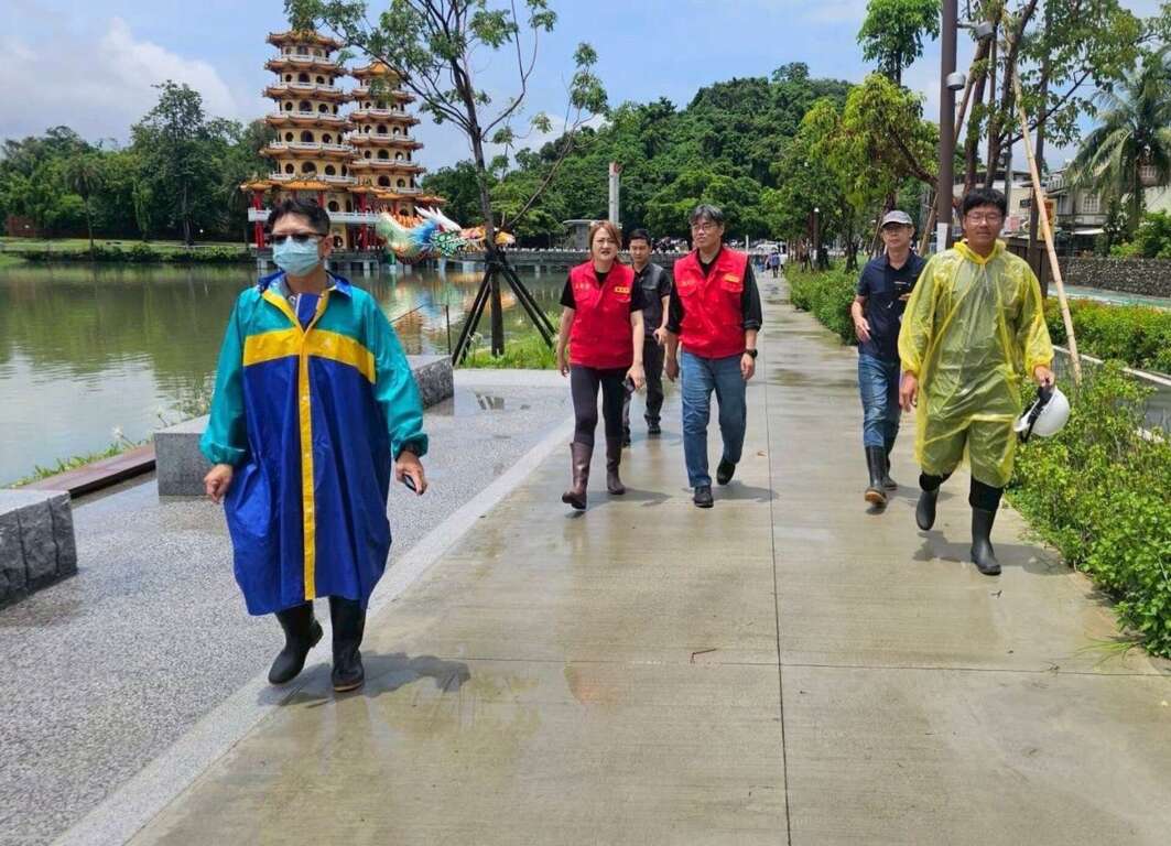 圖六：李懷仁副市長、觀光局高閔琳局長共同前往蓮池潭視察搶災後恢復狀況。