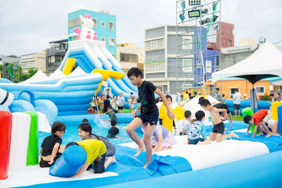 圖10.氣墊水樂園7月26日率先登場，小朋友玩得不亦樂乎
