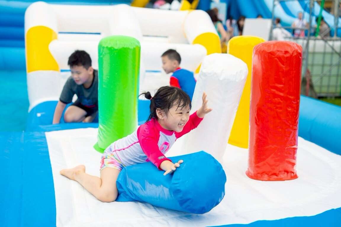 圖11.氣墊水樂園7月26日率先登場，小朋友玩得不亦樂乎