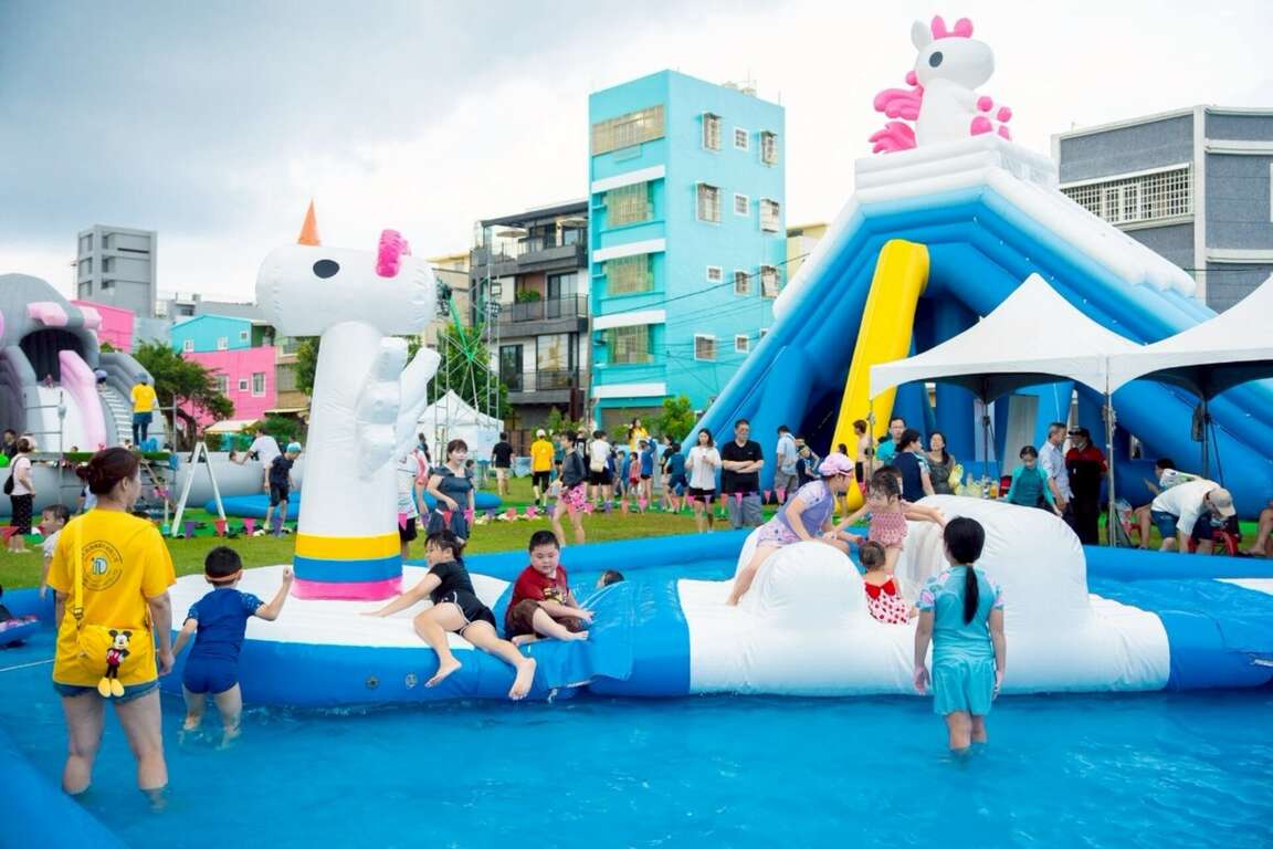 圖12.氣墊水樂園7月26日率先登場，小朋友玩得不亦樂乎