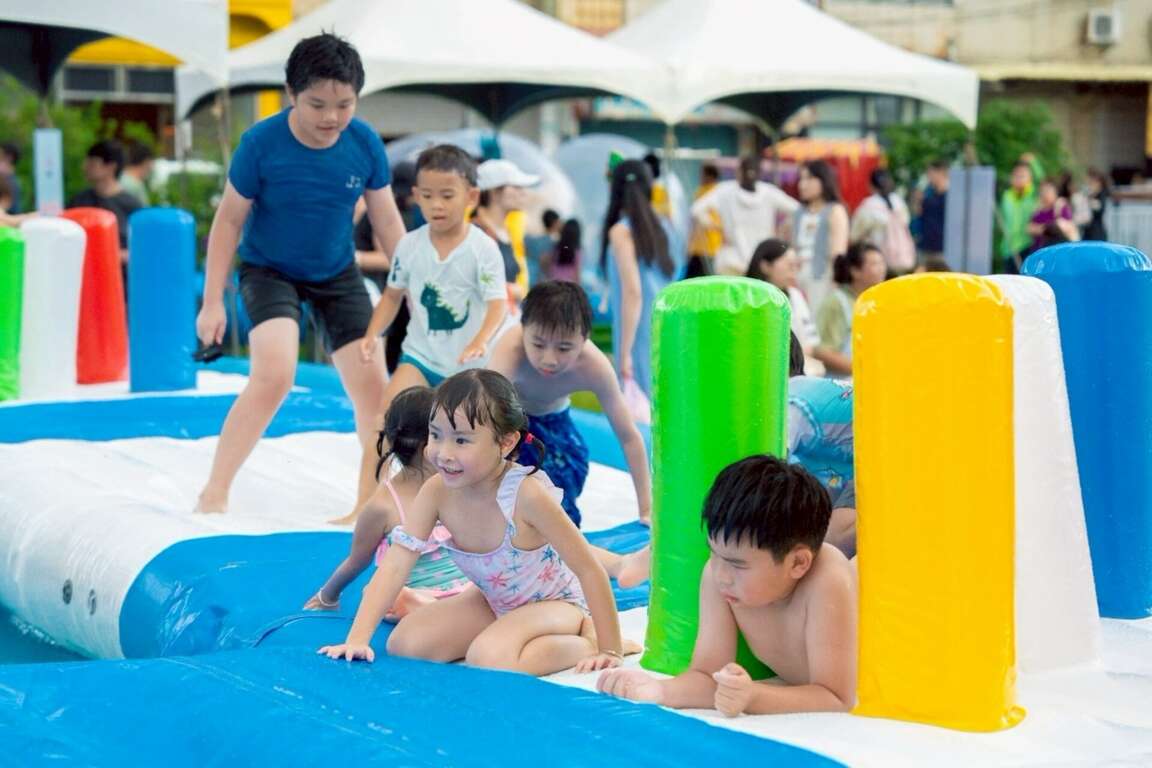 圖13.氣墊水樂園7月26日率先登場，小朋友玩得不亦樂乎