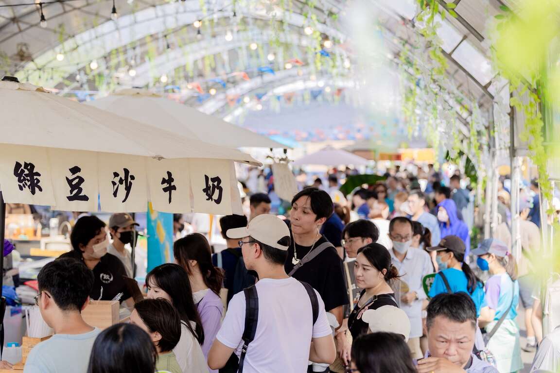 7.大港閱冰首日，人潮湧入，買氣滿滿