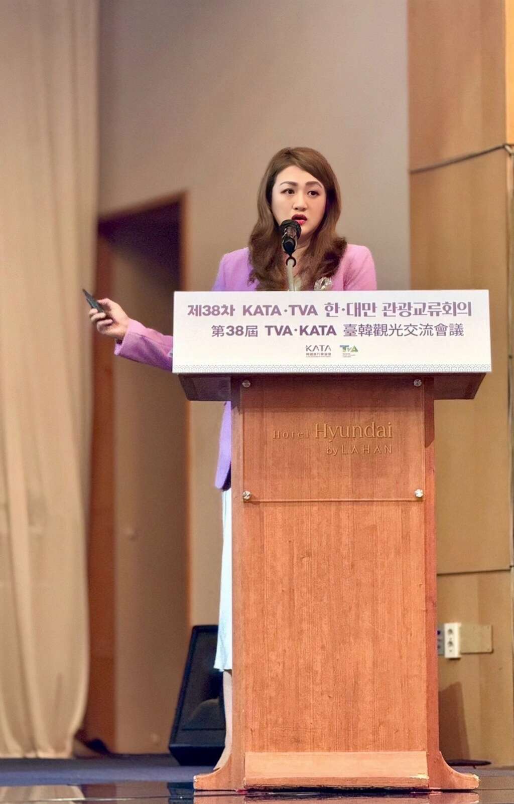 Figure 2.Kao Min-lin, Director General of the Kaohsiung City Tourism Bureau, delivers a presentation at the Taiwan-Korea Tourism Forum, showcasing Kaohsiung's new city image and its diverse attractions and events.