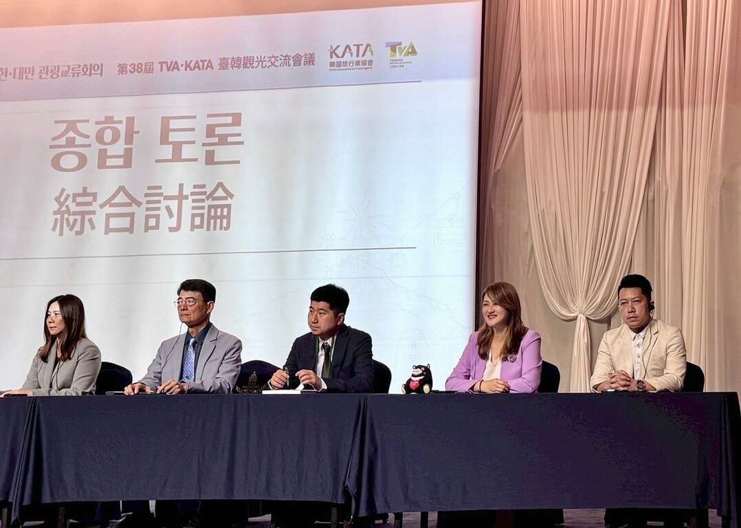 図4、会議にて、高雄のクルーズ観光と「高雄ベアー」のIPマーケティング戦略について説明する高閔琳局長。