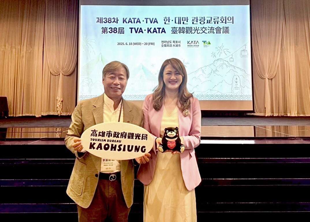 図5、高閔琳局長と韓国旅行業協会（KATA）の李振錫（イ・ジンソク）会長との記念撮影。