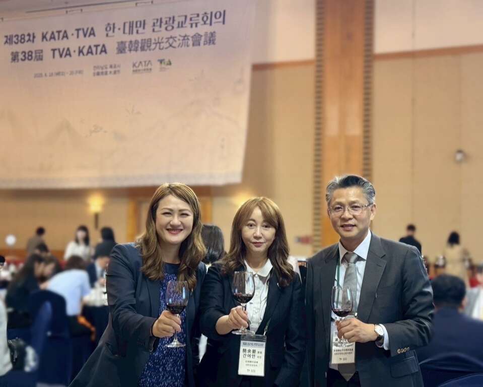 図6、高閔琳局長（左）、台湾観光協会（TVA）の簡余晏（ジエン・ユーイエン）会長（中央）、屏東県政府交通観光処の黄国維（ホアン・グオウェイ）処長（右）との記念撮影。