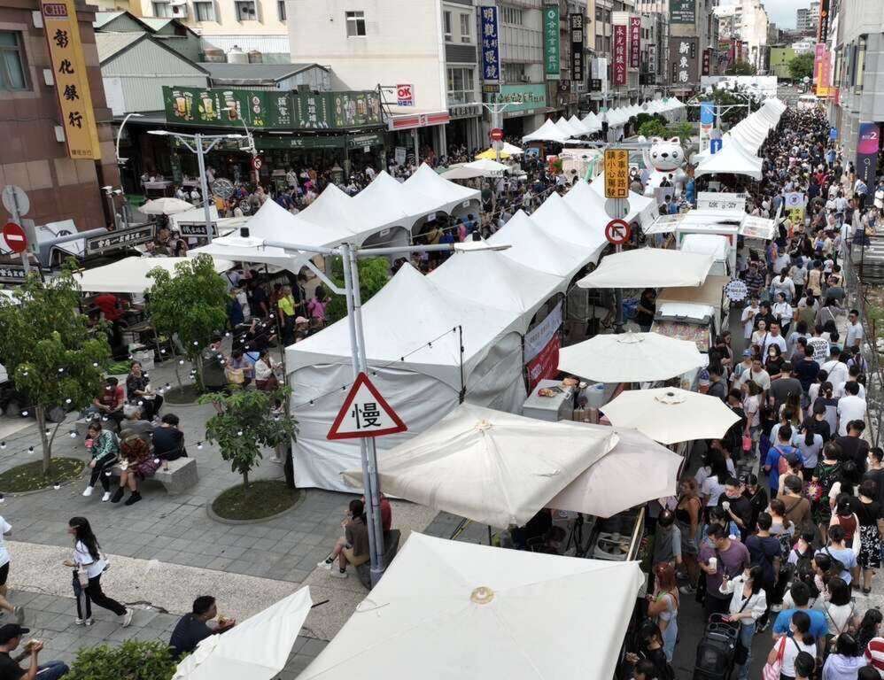 圖2 前年高雄奶茶節活動人潮照