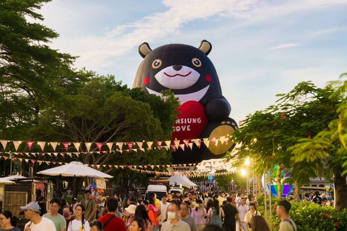 圖4-高雄愛河假日市集,邊逛邊欣賞熱氣球