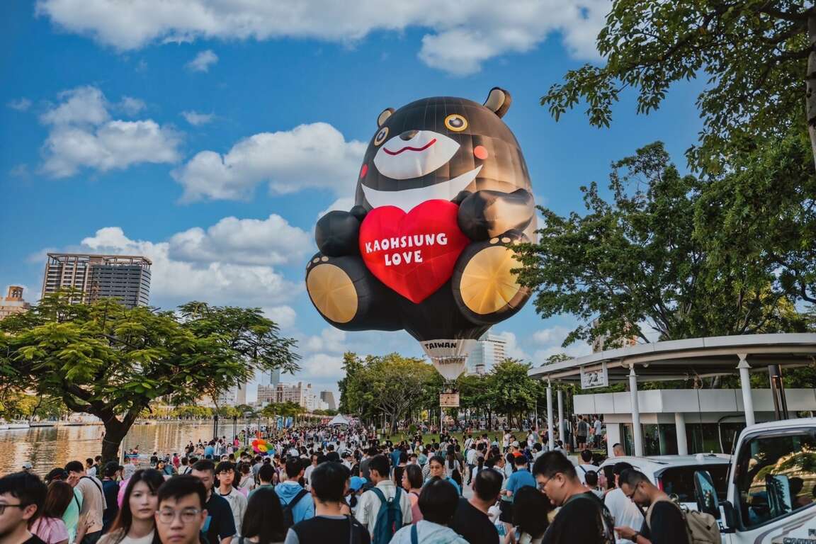 圖5-高雄熊熱氣球超萌超可愛,在愛河升空吸引大批人潮