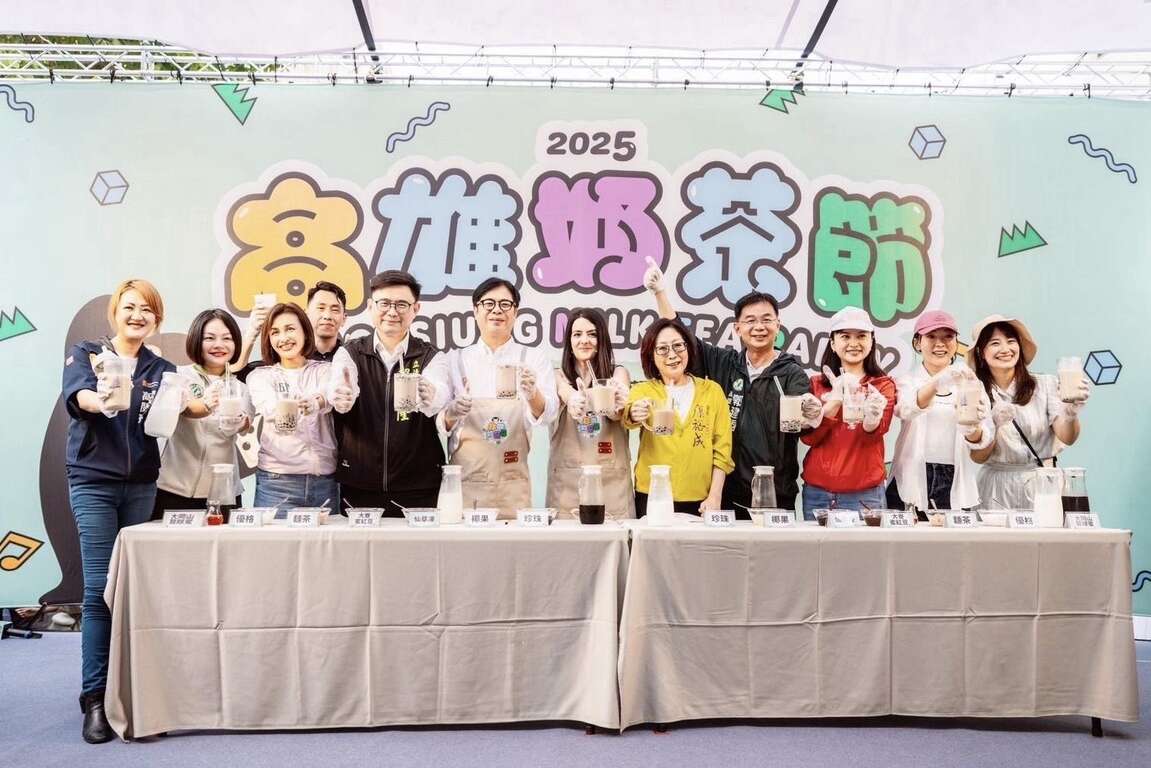 圖4.市長與法國網紅及貴賓特調雄喝飲