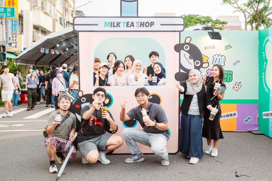 圖10.民眾於奶茶節活動現場與打卡牆合照