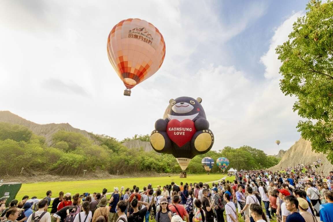 圖7. 「2025高雄愛‧月熱氣球」活動現場盛況，熱氣球升空搭配人潮歡呼，場面壯觀。