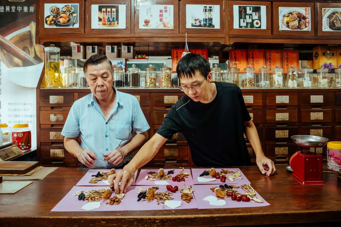 圖8-茄萣百年老店德興堂中藥房，了解中藥漢方以食補養生觀念之運用。
