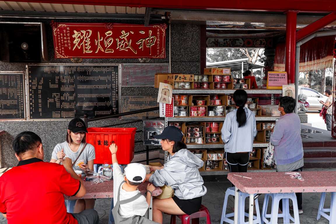 圖11-南部首家泡麵土地公「永安烏林投玄德宮」另類吃泡麵體驗。