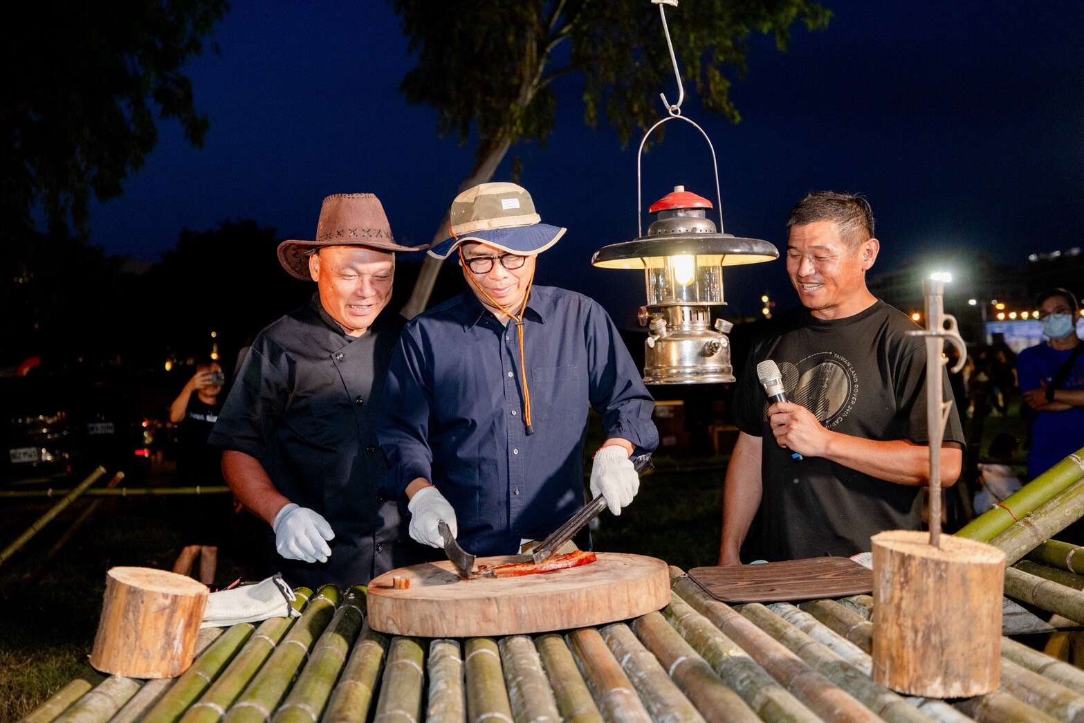 圖2、市長體驗竹炊野食料理。