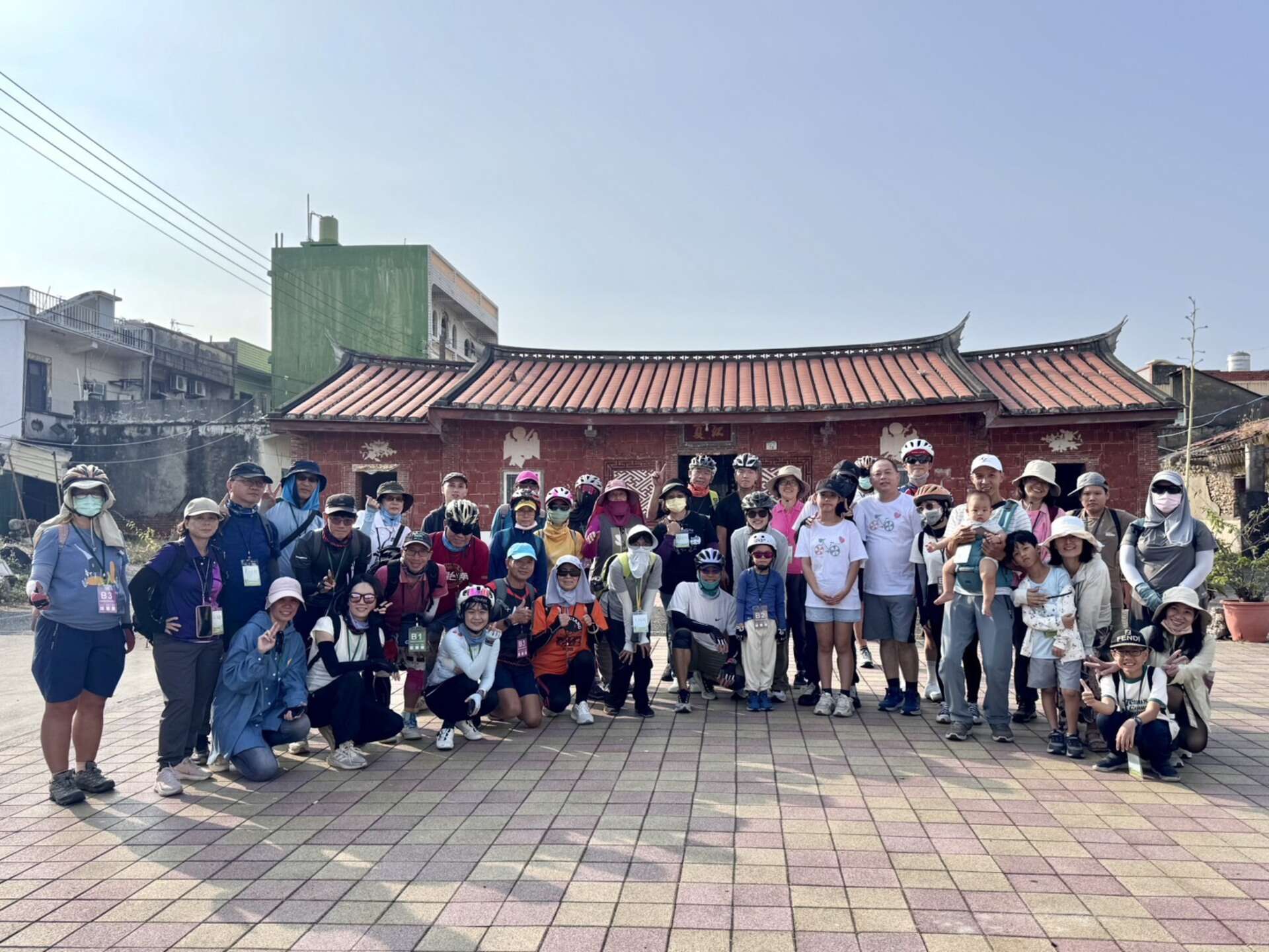 圖6、在秋日的微風中騎單車造訪林園地標。