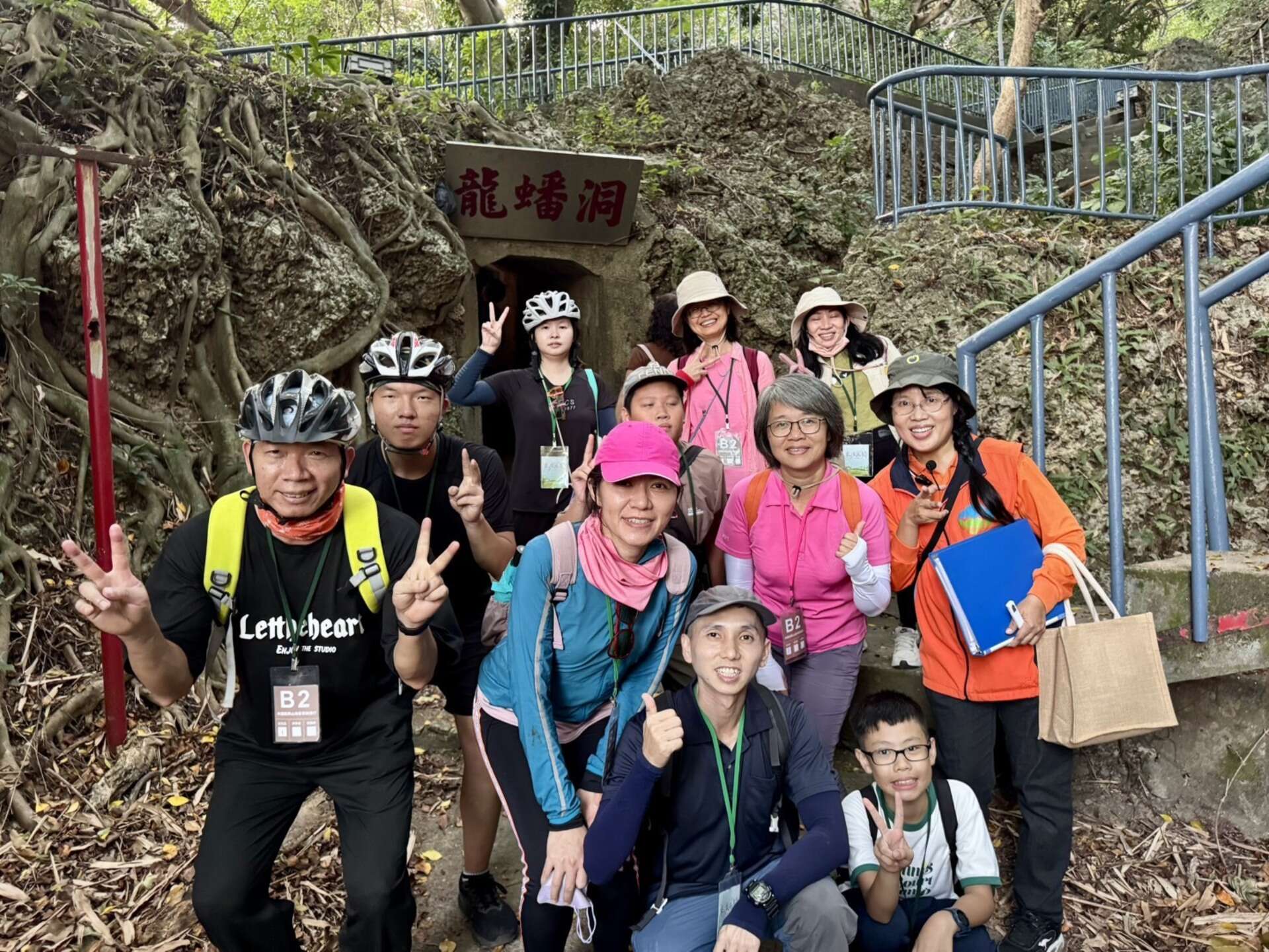 圖7、在秋日的微風中騎單車造訪林園地標。