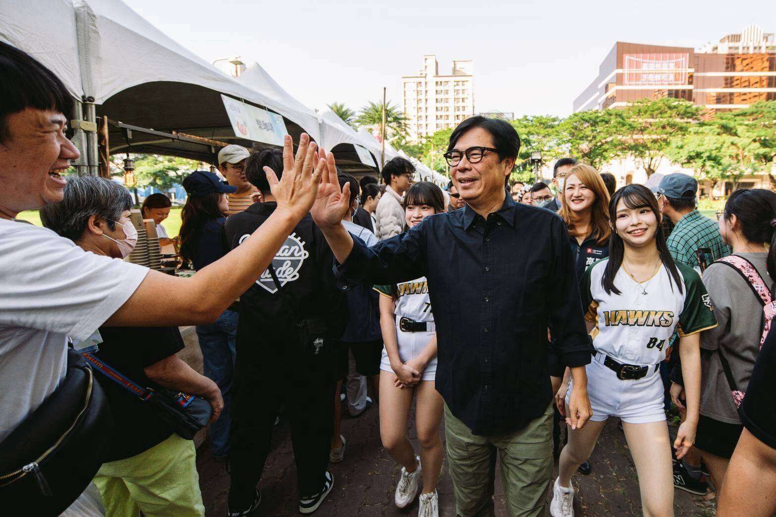 圖3.市長陳其邁驚喜現身咖啡節現場，體驗原鄉咖啡的濃醇香，力邀歡迎海內外遊客及演唱會歌迷粉絲，來感受高雄的暖冬的咖啡浪漫