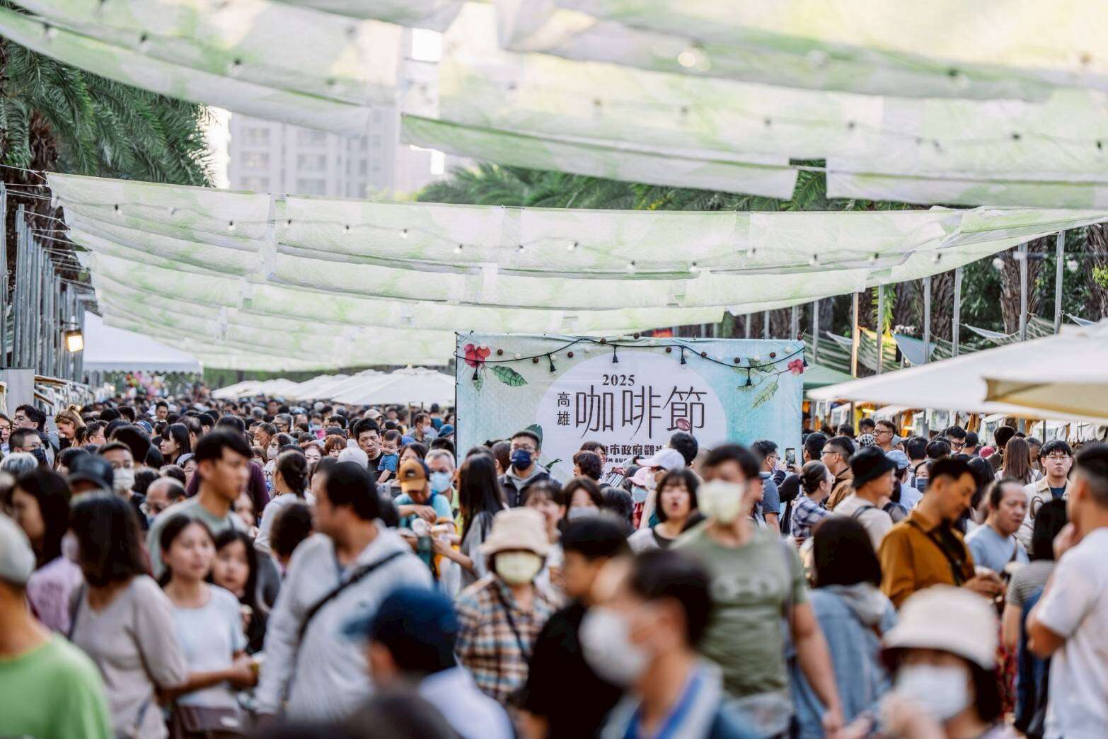 圖1.「2025高雄咖啡節」在凹子底森林公園飄散濃郁咖啡香,兩日活動吸引超過5萬名民眾到場,熱度延伸至巨蛋及義享商圈,形成城市週末最熱觀光動線。