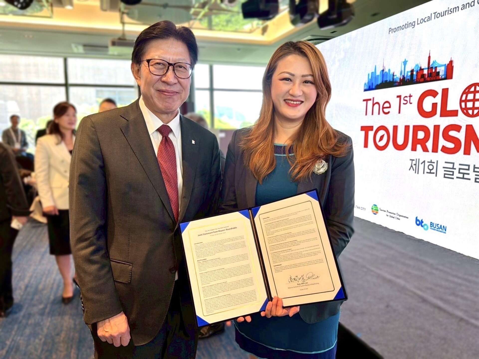 Kao, Min-lin, Director-General of the Kaohsiung Tourism Bureau, Poses for a Photo with Busan Mayor Park Heong-joon of South Korea.