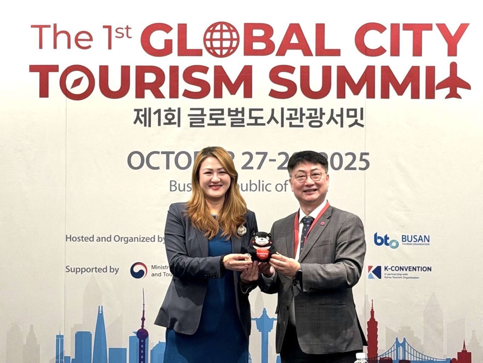 Kao, Min-lin, Director-General of the Kaohsiung Tourism Bureau, Poses for a Photo with Kim Hyun-jae, Director-General of the Busan Tourism Organization.