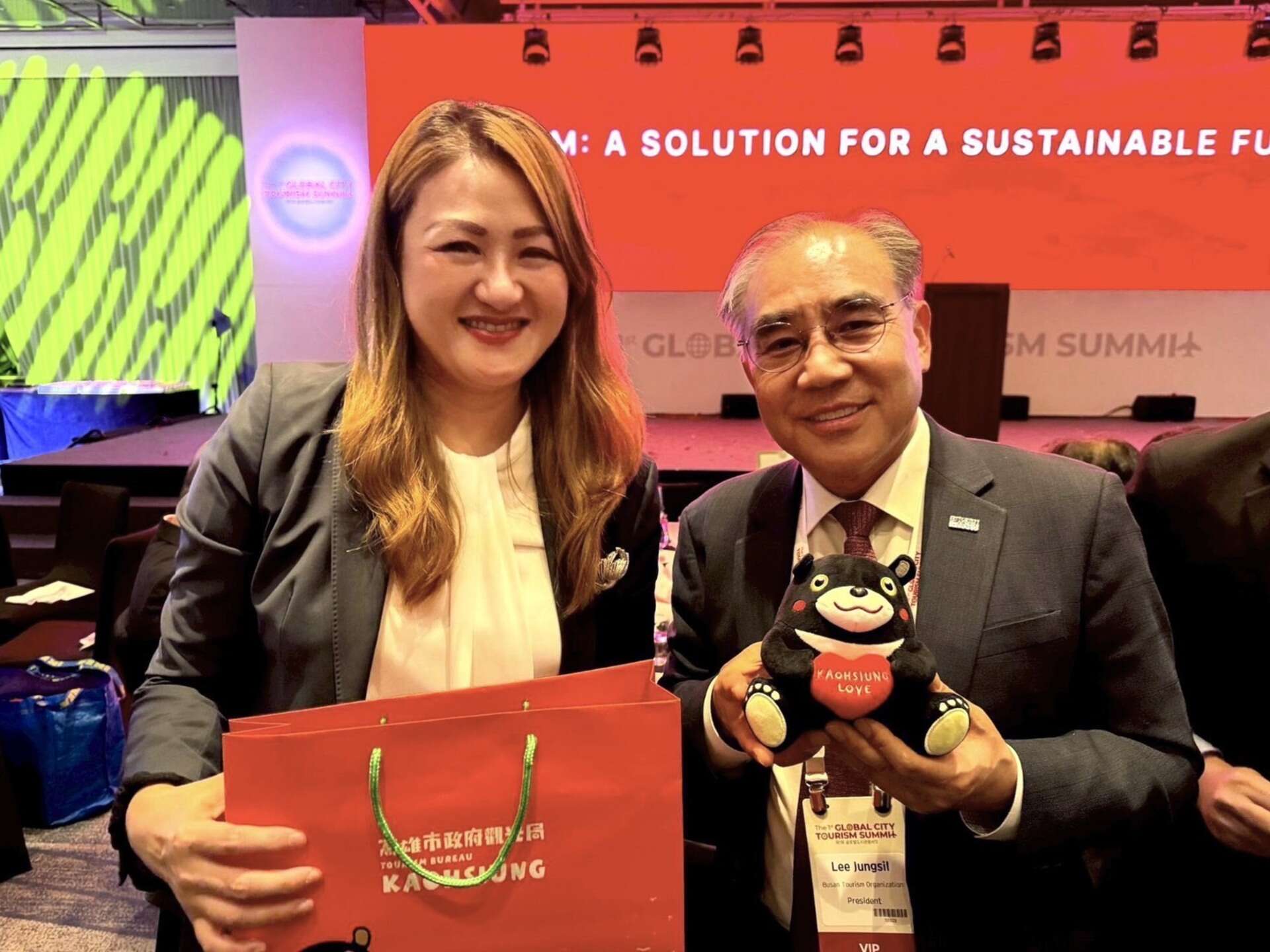 Kaohsiung Tourism Bureau Director-General Kao, Min-lin, Poses for a Photo with a Representative from the Busan Tourism Organization.