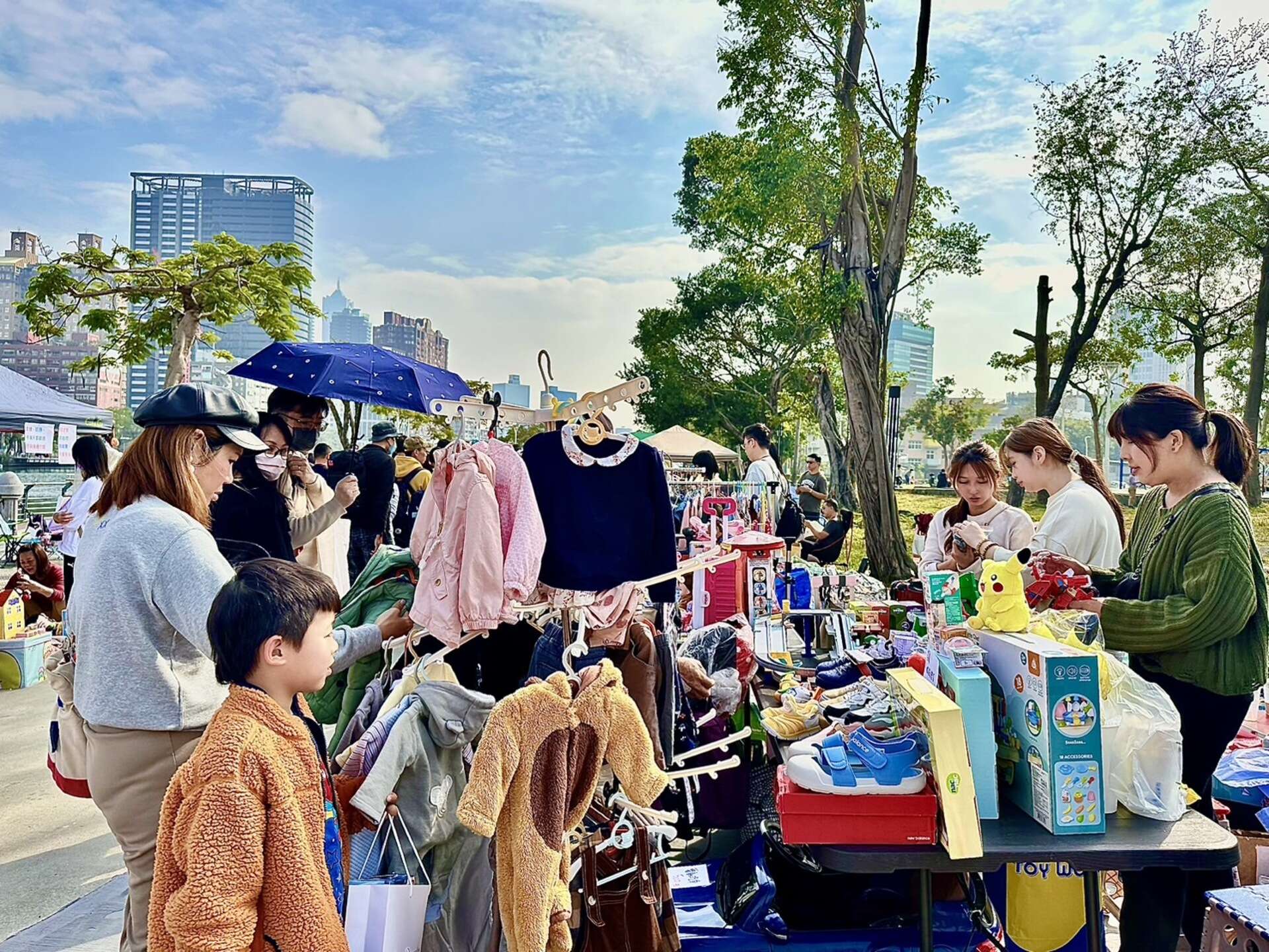圖2.小樹市集吸引許多大小朋友前往選購二手物品