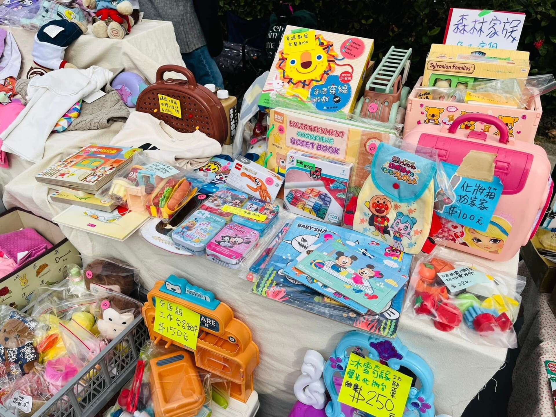 圖4.素人家庭把家中用不到的嬰幼用品及玩具擺攤