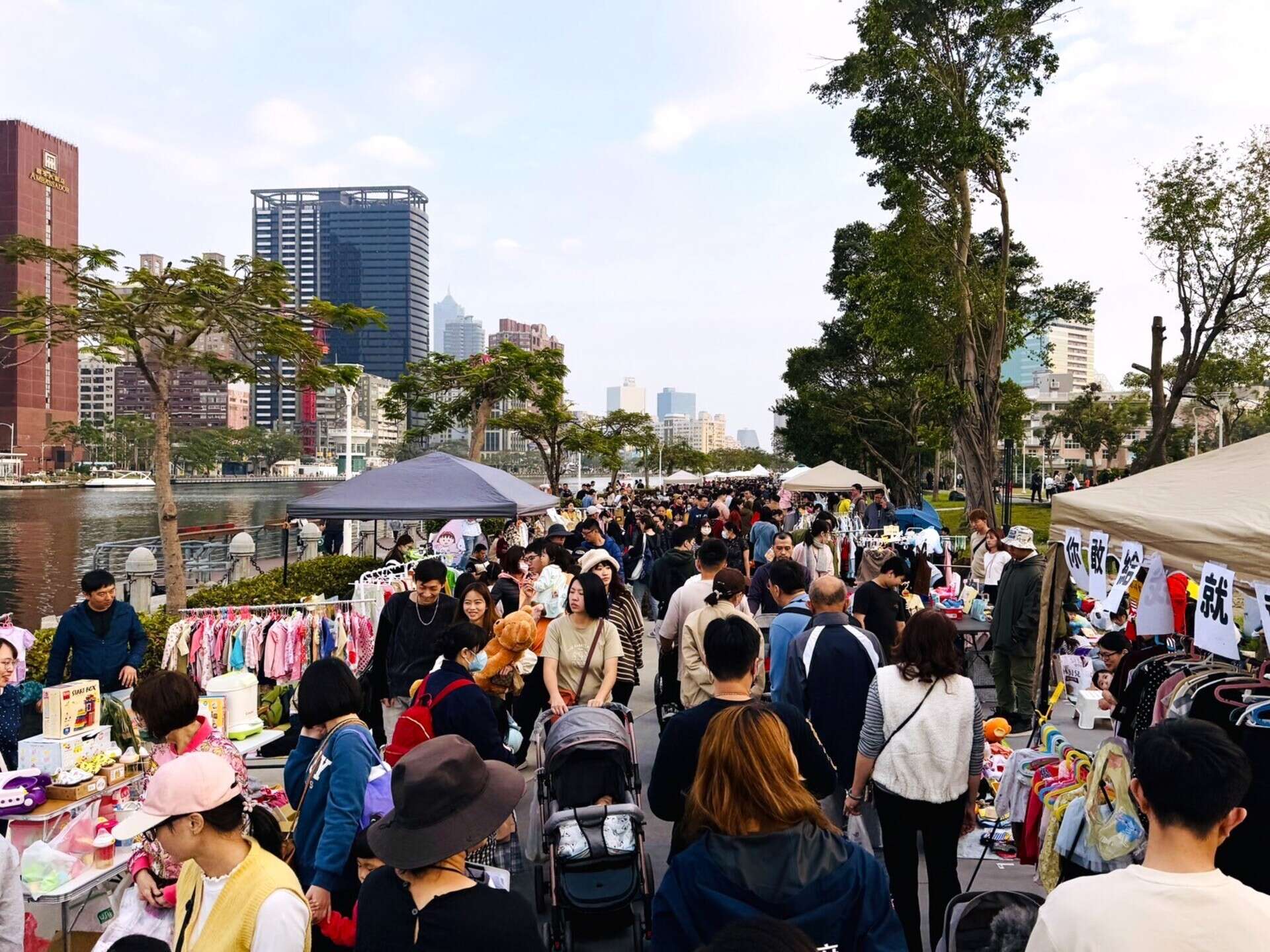 圖7.小樹市集吸引大批人潮