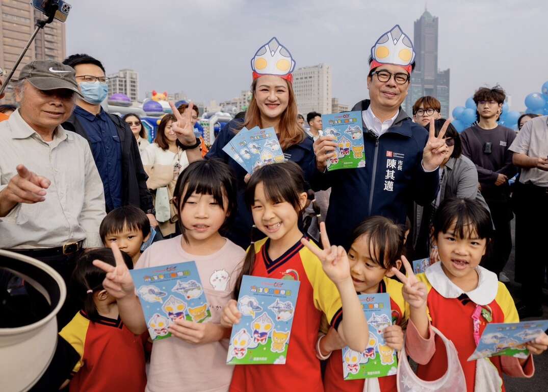 圖4 市長邀請小朋友搶先體驗遊樂設施