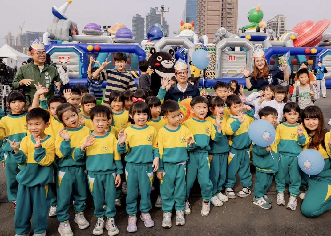 圖5 市長邀請小朋友搶先體驗遊樂設施