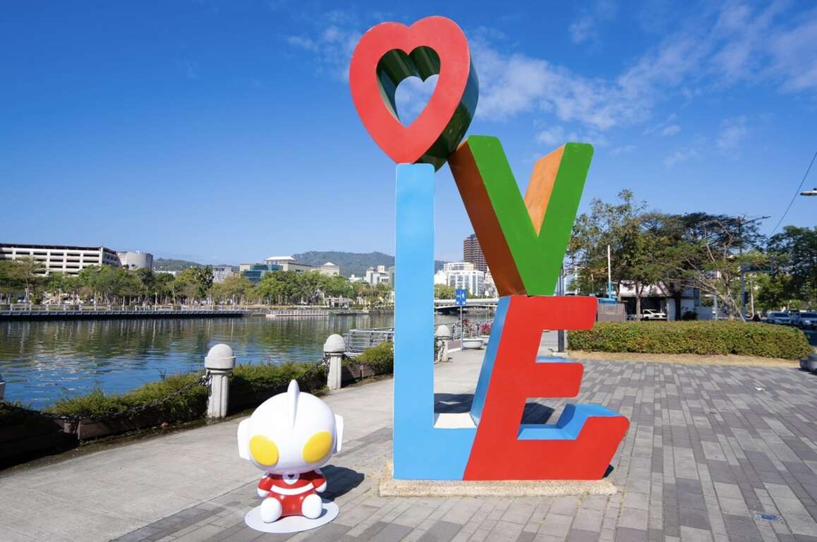 圖6、愛河風景區有初代超人力霸王公仔。