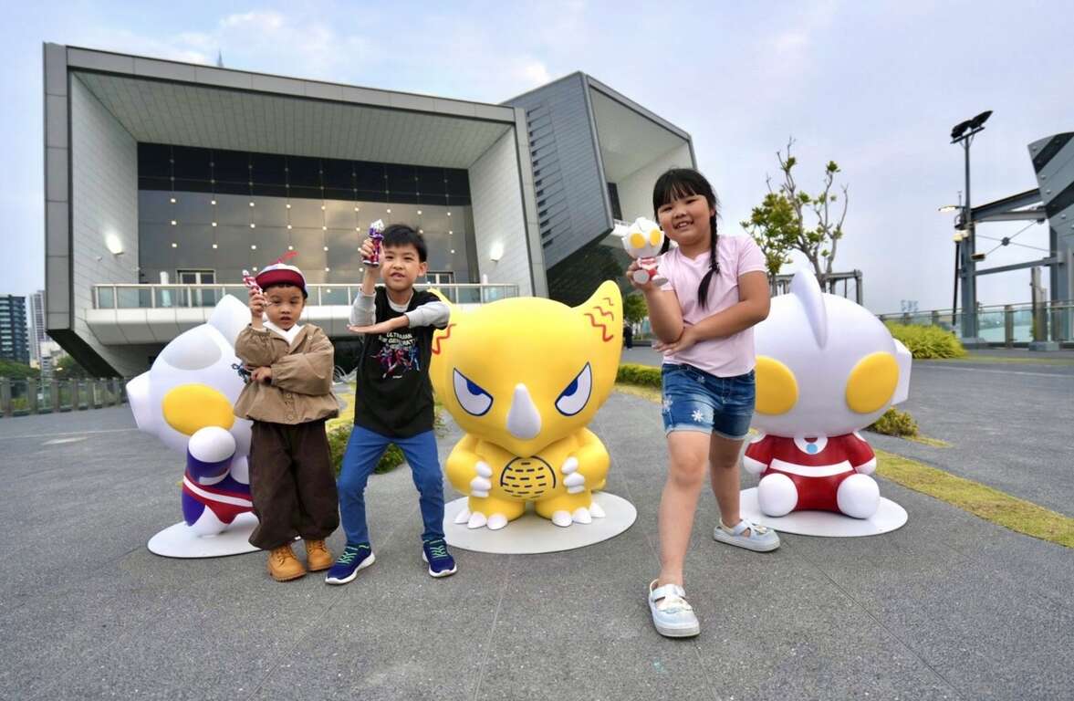 旅運中心有初代、迪卡、哥摩拉可愛公仔，適合小朋友拍照。
