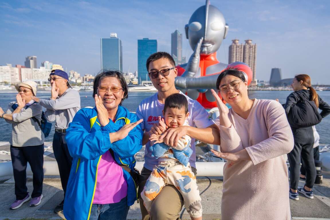 圖11、現場吸引許多民眾與初代超人力霸王氣膜合影